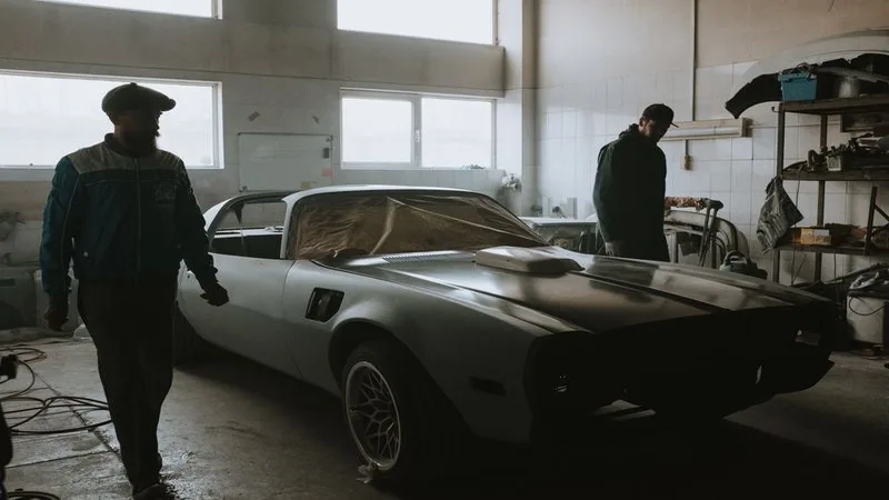 Équipe carrosserie MNK Design : professionnels au travail dans l'atelier — Vitry le François